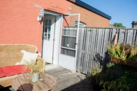 Lovely 2 bed 1 bath apartment in the heart of Ossington $2,500