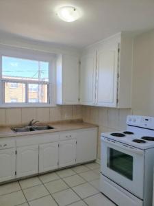 LARGE BRIGHT RENOVATED TWO BEDROOM NEAR DOWNTOWN OAKVILLE $1,750.00