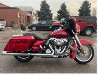 2012 Harley-Davidson Street Glide ** STREET GLIDE * CANADIAN * SUPER LOW KMS **