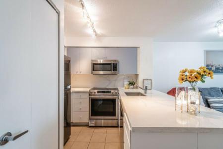 CONDO SALE-> 1+1 BR, Den, Parking, Furniture, all Utilities !!