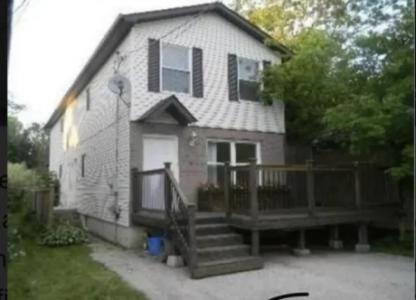2 bedroom upper level in Richmond hill $1,850